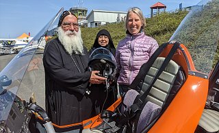 Koptenbischof Anba Damian geht mit Fluglehrerin Iris Zwiehoff (r.) in einem Gyrocopter in die Luft, damit er das Kloster in Höxter-Brenkhausen aus der Vogelperspektive betrachten kann. - Burkhard Battran
