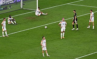 Die Spieler der deutschen Mannschaft stehen enttäuscht nach Abpfiff auf dem Platz. - Bernd Weißbrod/dpa