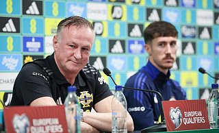 Trainer Michael O\'Neill und Trai Hume (r.) sprechen bei der Pressekonferenz vor dem Spiel gegen Deutschland. - Christian Charisius/dpa