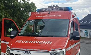 Ein Einsatzleitwagen Einsatzleitwagen steht am Krankenhaus in Bad Driburg. - Feuerwehr Nieheim