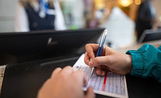 Nur weil seit dem 1. Januar 2025 für Deutsche keine behördliche Meldepflicht mehr besteht, bedeutet das nicht, dass Hotels, Hostels und Anbieter von Ferienwohnungen deswegen keine Daten mehr von ihnen erheben dürfen. - Sebastian Gollnow/dpa/dpa-tmn