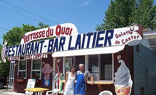Line und Rüdiger Vallee vor ihrem Restaurant.