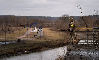 Ein ukrainischer Soldat in der Nähe einer zerstörten Brücke am Fluss Irpin. - Foto: Emilio Morenatti/AP/dpa/Symbolbild