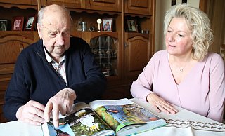 Johannes Fritsche hat vor vier Jahren einen Schlaganfall erlitten. Er nimmt gerne das Angebot des Unternehmens "die Zeitfreunde" wahr. Mitarbeiterin der ersten Stunde, Andrea Bergemann, verbringt mit ihm Zeit, schaut sich Vogelbücher an oder fährt ihn zu Arztterminen. - Susanne Blersch
