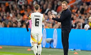 Trainer Julians Nagelsmann lobt Joshua Kimmich. - Peter Dejong/AP/dpa