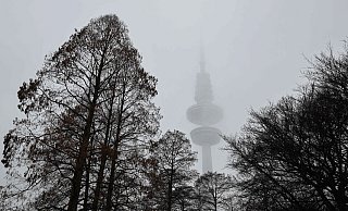 Der Hamburger Fernsehturm ist bei Nebel und Regen nur undeutlich zu erkennen. - Christian Charisius/dpa