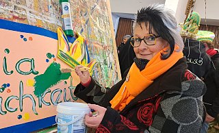 Sabine Diedrich war selbst einst Prinzessin der Steinheimer Karnevalsgesellschaft und gestaltet in jeder Session liebendgern das Schild der neuen Prinzessin. Auch in diesen Tagen ist sie schon künstlerisch aktiv. - Madita Schellenberg
