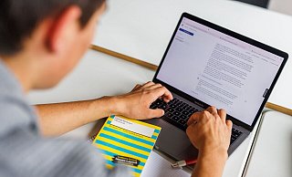 Das Schulfach Informatik wird zunehmend zu einem festen Bestandteil der Bildungslaufbahn in Deutschland. (Archivbild) - Philipp von Ditfurth/dpa