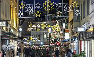 Neue Buden, toll geschmückte Bäume - der Weihnachtsmarkt zeigt sich von seiner schönsten Seite und dürfte viele Menschen aus dem Umland zum Weihnachtsshopping nach Bielefeld holen. - Sarah Jonek