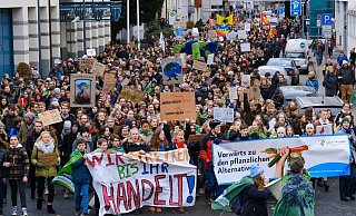 Die Demonstranten gehen jetzt durch die City. Die Autos müssen warten. - Andreas Zobe
