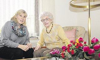 Die positiven Seiten: Die 91-jährige Marie Albe ist froh über Hilfe in direkter Nähe, Gemeinschaft, Angebote zur Tagesgestaltung. Darum ist sie gerne ins Seniorenzentrum Rosenhöhe gezogen, das von Marion Dewert-Girod geleitet wird. - Judith Gladow