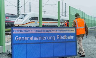 Riedbahn soll schon am Samstag wieder öffnen - Andreas Arnold/dpa