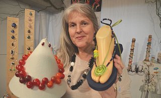 Sabine Stahr fertigt Schönes aus Glas. Hier ein Bild von ihrem Stand beim Kirschblütenfest 2019. - Mareike Patock