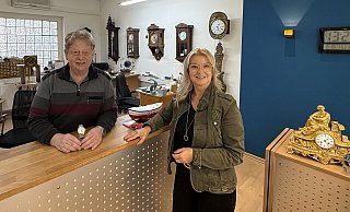 Jürgen Jegust und Petra Henning verkaufen seit 25 Jahren Schmuck und Uhren in ihrem Geschäft „Henning und Jegust“. - Nicole Fischer