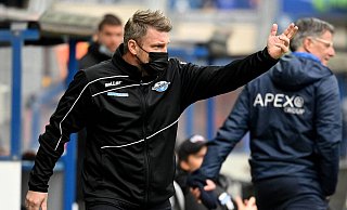 Als erster deutscher Fußballtrainer musste SCP-Coach Lukas Kwasniok am vergangenen Sonntag in der Partie gegen Rostock auch während des Spiels eine Maske tragen. - imago images/Ulrich Hufnagel