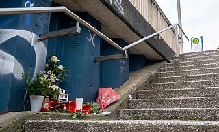 Am Tag danach hatten Freunde des Getöteten Blumen und Kerzen am Tatort niedergelegt. - Christian Mathiesen
