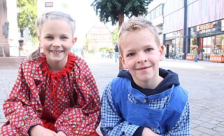 Linea Stickel (8) und Marius Düwel (7) begleiten den Märchensonntag als Hänsel und Gretel. - Burkhard Battran