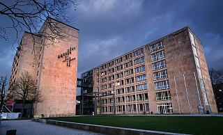 Dunkle Wolken über dem Rathaus der Stadt Gütersloh. Im Smart-City-Index schneidet die Stadt schlecht ab. - Neue Westfälische