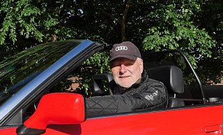 Audi-Fan durch und durch. Andreas Wilke fährt seit fast vier Jahrzehnten Modelle aus dem Hause mit dem Vier-Ringe-Logo. Während seine hier gezeigte Kappe dieses Logo ziert, finden sich auf dem Ärmel seiner Jacke auch die Zeichen der durch die Ringe symbolisierten Marken wieder. - Jörg Militzer