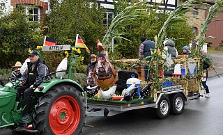 Auf diesem Wagen aus Atteln fährt ein riesiges Huhn durch Lichtenau. - Anja Ebner