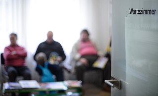 In den allermeisten Arztpraxen sind die Wartezimmer voll. Das Patientenaufkommen steigt infolge des demografischen Wandels stetig an. - picture alliance / Sina Schuldt/dpa