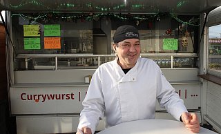 Jan Rachwalski vor seiner Imbiss-Bude auf dem Parkplatz an der Gaußstraße. - Peter Steinert