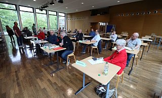 In der Aula des Schulzentrums Süd finden im Mai die Sitzungen der Politik statt - ein bisschen erinnern die Einzeltische an Abiturprüfungen. - Nicole Sielermann