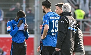 SCP-Linksverteidiger Jamilu Collins (l.) ist nach Spielschluss ebenso enttäuscht wie Startelfdebütant Kemal Ademi (Nr. 19). - picture alliance/dpa