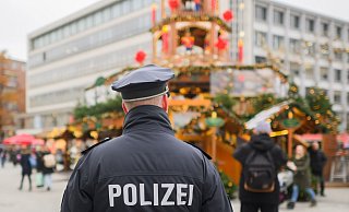 Ein Polizist steht an der Weihnachtspyramide am Kröpcke in Hannover. In Niedersachsen ist ein 20-Jähriger festgenommen worden, der einen Terroranschlag in der Weihnachtszeit geplant haben soll. - Julian Stratenschulte/dpa