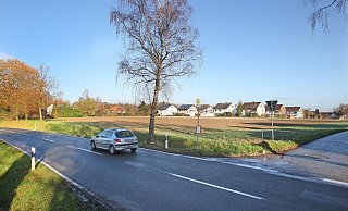 Acker mit Aussicht auf eine Bebauung: 65 bis 70 Wohneinheiten sollen hier entstehen - nach dem Willen von Stadtrat und Verwaltung. - Frank-Michael Kiel-Steinkamp