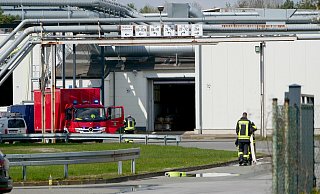 Rund 35 Einsatzkräfte bekämpften einen Brand an einer Solaranlage auf dem Dach des Hövelhofer Unternehmens Formaplan. - Ralph Meyer
