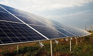 Auf Freiflächen entlang von Autobahnen und Eisenbahnstrecken erzeugter Strom wird nach dem EEG vergütet. - Pixabay/Symbolbild