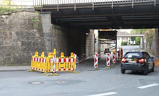 Die Desenbergstraße ist derzeit unter der Eisenbahnbrücke halbseitig gesperrt. Der Verkehr wird mit einer Baustellenampel geregelt. - Simone Flörke