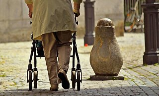 Der Löhner, der mit dem Rollator unterwegs war, war seit Samstag-Vormittag als vermisst gemeldet. - (Symbolbild) Pixabay