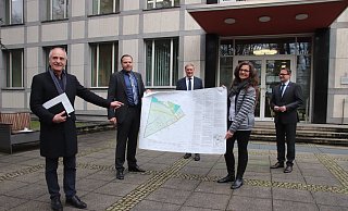 Hans-Jürgen Weber (v.l.), Christian Rehberg, Stefan Tödtmann, Corinna Mertens (DRK-Kreisverbsand) und Lars Bökenkröger präsentieren ihre Pläne für die neuen Kindertagesstätten. - Heidi Froreich