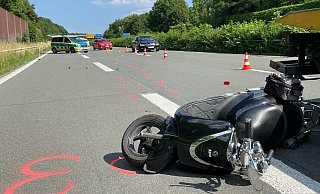 Der gestürzte Roller liegt quer auf dem Beschleunigungsstreifen und der rechten Fahrspur.  - Charlotte Mahncke