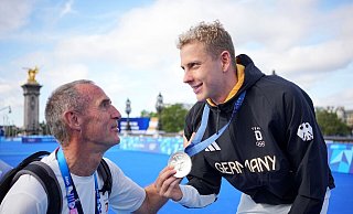 Frank Ullrich (l), hier mit Schwimmer Oliver Klemet, äußert in seiner Funktion als Vorsitzender des Sportausschusses im Bundestag Kritik am Deutschen Olympischen Sportbund. - Michael Kappeler/dpa