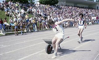 Schubkarrenrennen im Inselbadstadion zu Libori 1975. Die Athleten mussten alle Viertelrunde wechseln, was wir vermutlich hier sehen. - Stadt- und Kreisarchiv Paderborn