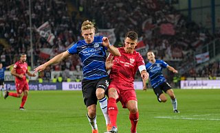 Umkämpftes Duell: Arminia, hier Joan Simun Edmundsson (links), stellte Bundesliga-Absteiger VfB Stuttgart, hier Marc-Oliver Kempf, auf eine harte Probe. - Andreas Zobe