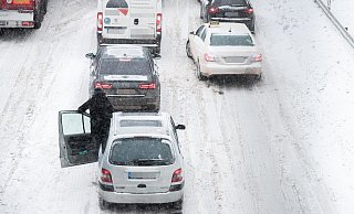 Verzweifelte Lage: Auf der A2 stauten sich stundenlang Fahrzeuge. - Fabian Strauch