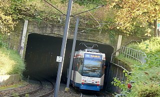 Eine Stadtbahn der Linie 1 verschwindet im Tunnel an der Schildescher Straße – fast wie die Millionen für die Verbesserung des ÖPNV-Angebots in Bielefeld. - Peter Unger