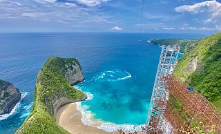 Der Kelingking Beach mit dem T-Rex-Felsen ist ein weltbekanntes Fotomotiv - aber der halbfertige Bau des Glasaufzugs verschandelt den Ausblick. - Putu Utami/dpa
