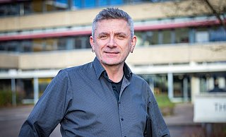 Mit Ohrringen und besonderem Hobby: Godehard Stein (55) leitet jetzt die Theodor-Heuss-Realschule in Sennestadt. - Sarah Jonek