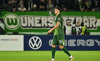 Muss vom Platz: Wolfsburgs Gelb-Rot-Sünder Jenson Seelt. - Swen Pförtner/dpa