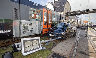 Mitte März wurde dieser VW an der Deciusstraße von einer Stadtbahn erfasst. Auch hier kam die Bahn von hinten, die Fahrerin hatte vermutlich nur die erste Bahn durchgelassen, bevor sie anfuhr. - Oliver Krato