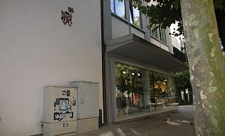 Der Künstler Zike hat in der Innenstadt von Herford seine auf Platten gesprühte Graffitis geklebt. Auch neben der Peacock-Filiale am Linnenbauerplatz klebt einer der Affen. - Dana Johanna Stoll