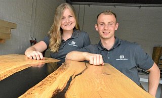 Das junge Start-up-Unternehmen von Dominik Becker und seine Freundin Tabea Düpree mit Namen BB-Tischwerk stellt massive Echtholz-Tischplatten in Kombination mit Epoxidharz her. - Karin Prignitz