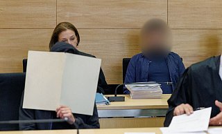 Zwei Angeklagte (vorne l und hinten r) im Gerichtssaal im Landgericht Bielefeld. - Friso Gentsch/dpa