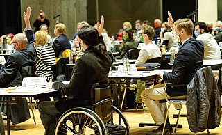 Die erste Ratssitzung nach der Kommunalwahl tagte in der Stadthalle.   - Barbara Franke