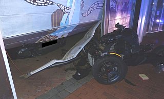 Das Trike prallte gegen das Garagentor.  - Polizei Minden-Lübbecke